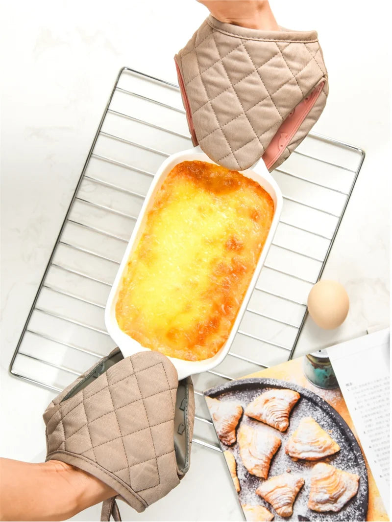 USA Oven Mitts Fish Shape, Anti-Scald, Heat Resistant Kitchen Gloves, Multi-Use As Tray Gripper & Pot Holder