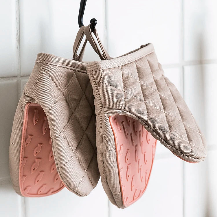 USA Oven Mitts Fish Shape, Anti-Scald, Heat Resistant Kitchen Gloves, Multi-Use As Tray Gripper & Pot Holder