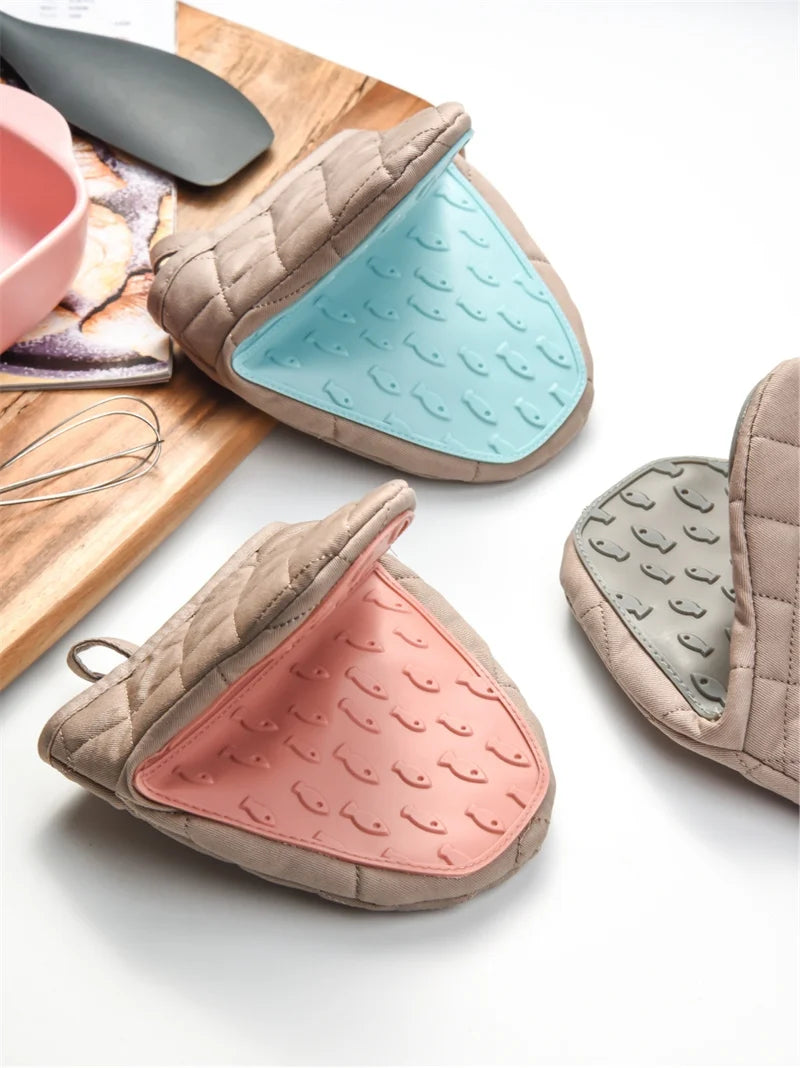 USA Oven Mitts Fish Shape, Anti-Scald, Heat Resistant Kitchen Gloves, Multi-Use As Tray Gripper & Pot Holder
