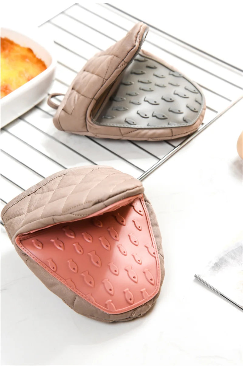 USA Oven Mitts Fish Shape, Anti-Scald, Heat Resistant Kitchen Gloves, Multi-Use As Tray Gripper & Pot Holder